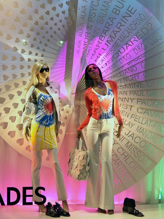 SHOWCASE DESIGN BY JADES, USING COLOURED LIGHT